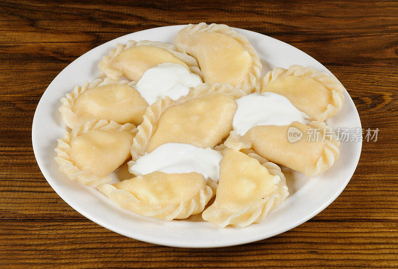 煮熟的Varenyky (Pierogi)，填充奶酪